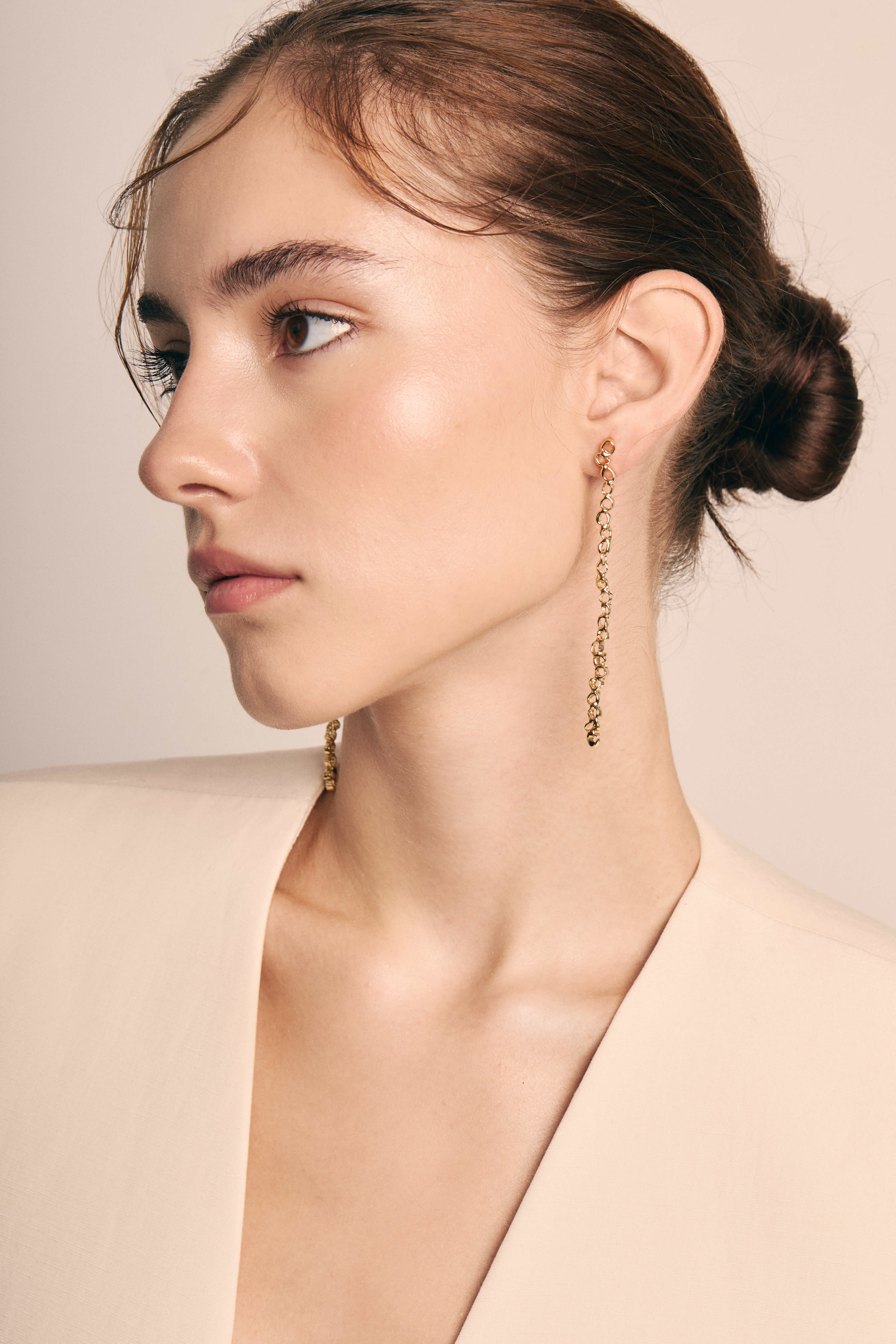 Cercei-lungi-Space-for-Beauty-Gold-Auriu-JASIRI-bijuterie-contemporana-Bijuterie-de-autor-Cercei-auriu-Contemporary-Jewelry-Designer-Bijuterii-Jewelry-Designer-Gift_2