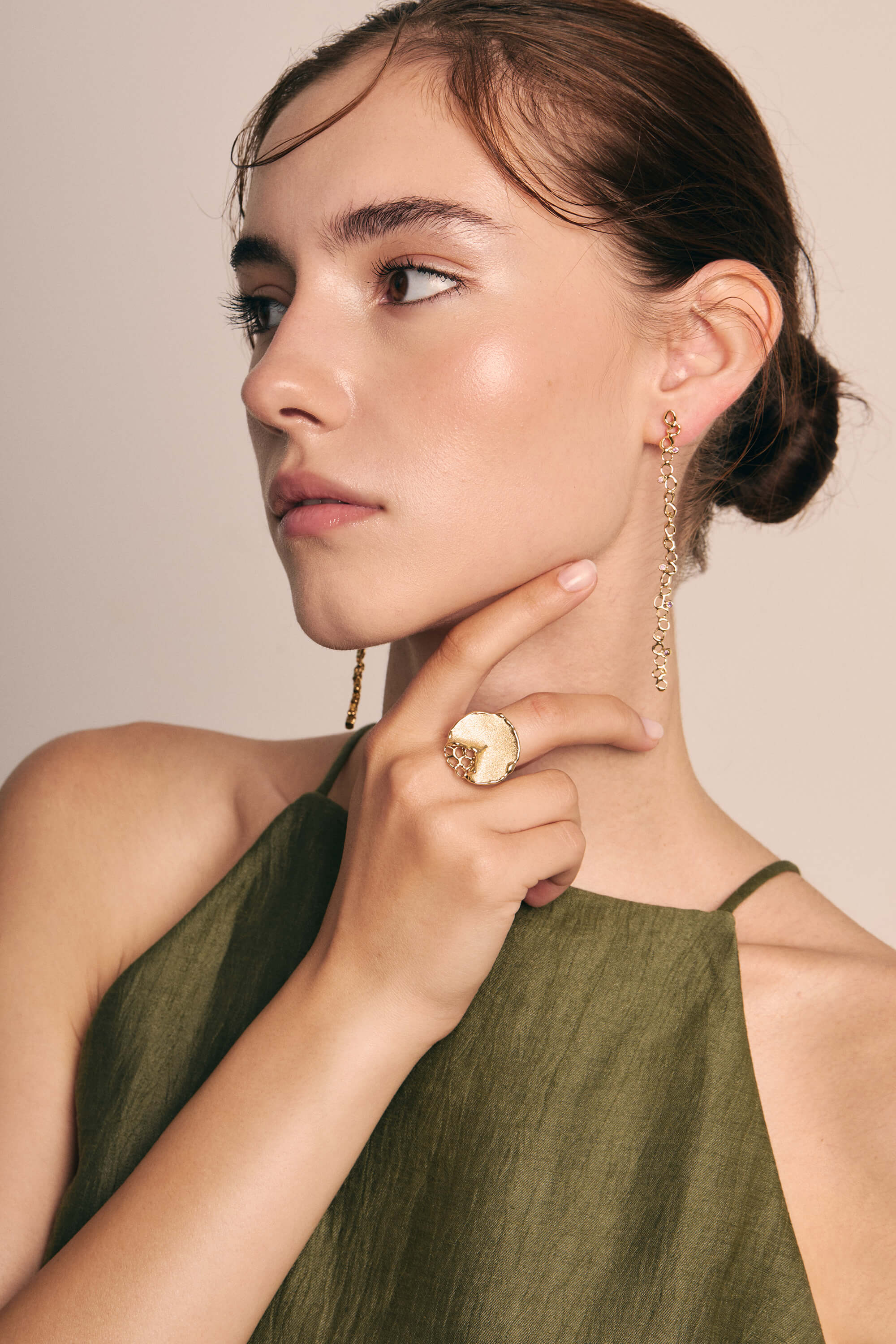 Cercei-lungi-Space-for-Beauty-Gold-Auriu-JASIRI-bijuterie-contemporana-Bijuterie-de-autor-Cercei-auriu-Contemporary-Jewelry-Designer-Bijuterii-Jewelry-Designer-Gift_2