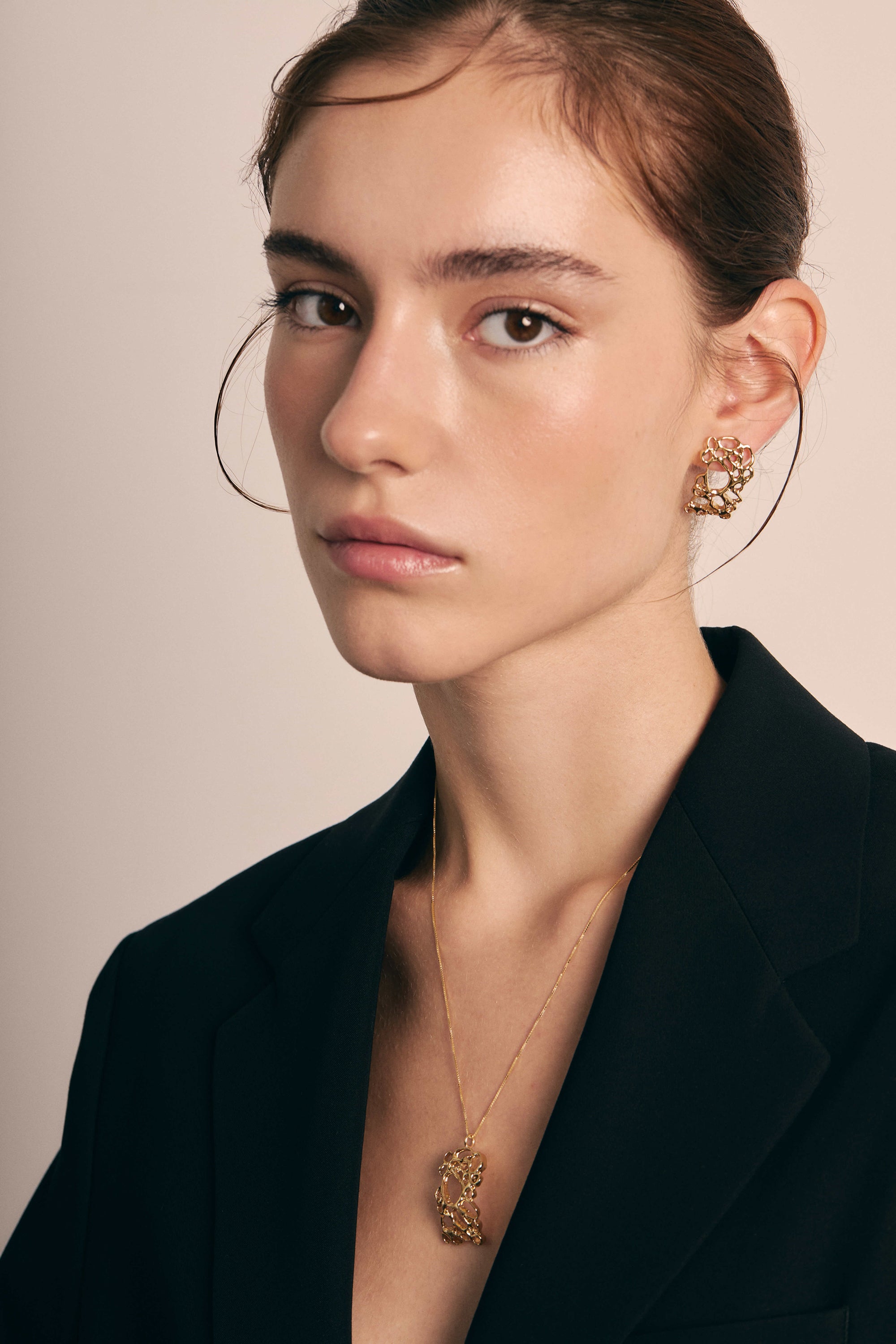 Cercei statement Tumaini Gold Argint JASIRI bijuterie contemporana Bijuterie de autor Cercei Contemporary Jewelry Designer Bijuterii Jewelry Designer Gift Cadou