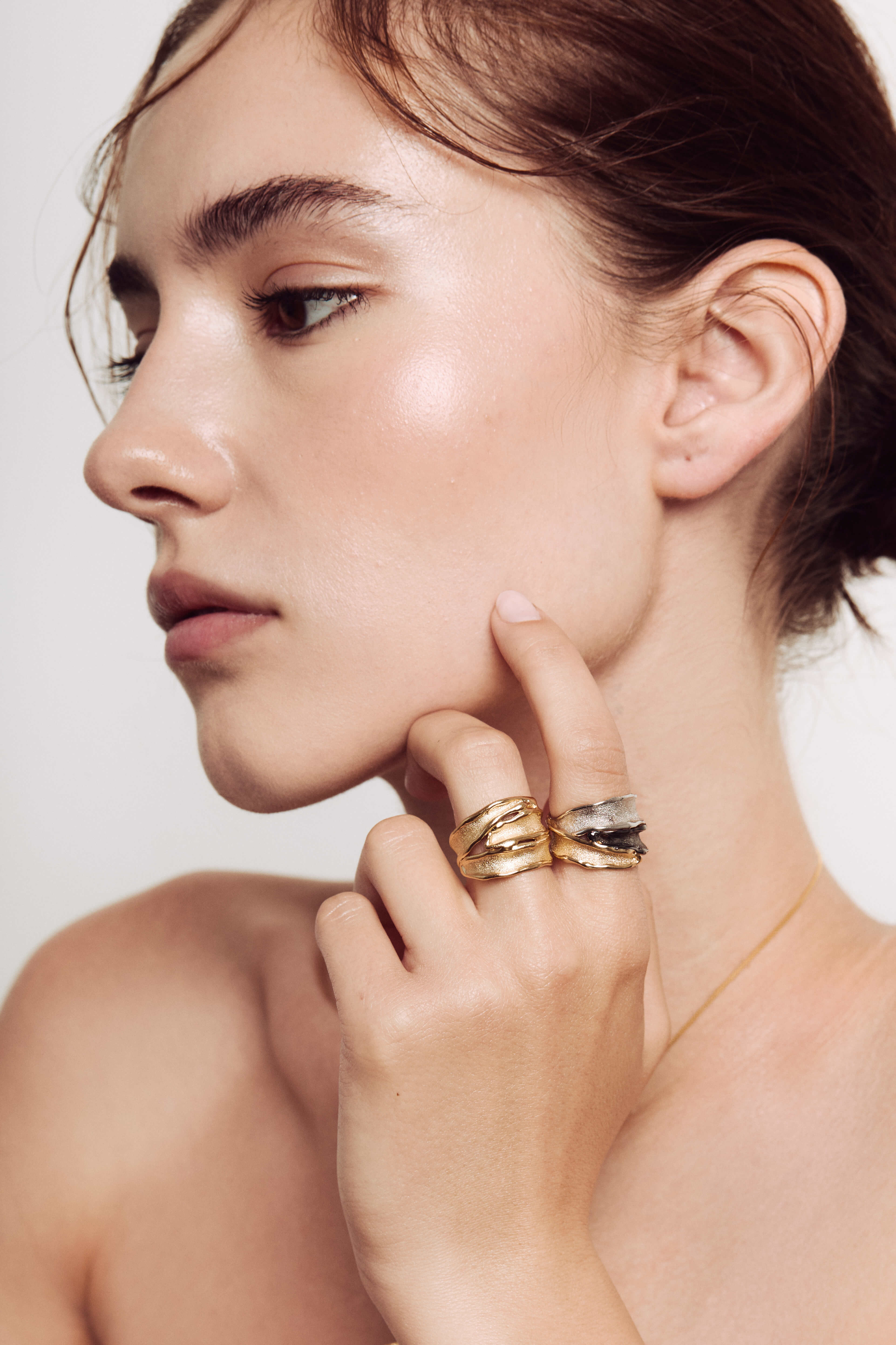 Inel_Uzuri_JASIRI_bijuterie_contemporana_Bijuterie_de_autor_Inel_Statement_auriu_Contemporary_Jewelry_Designer_de_Bijuterii_Jewelry_Designer_Cadou_Gift_Designer_Ring