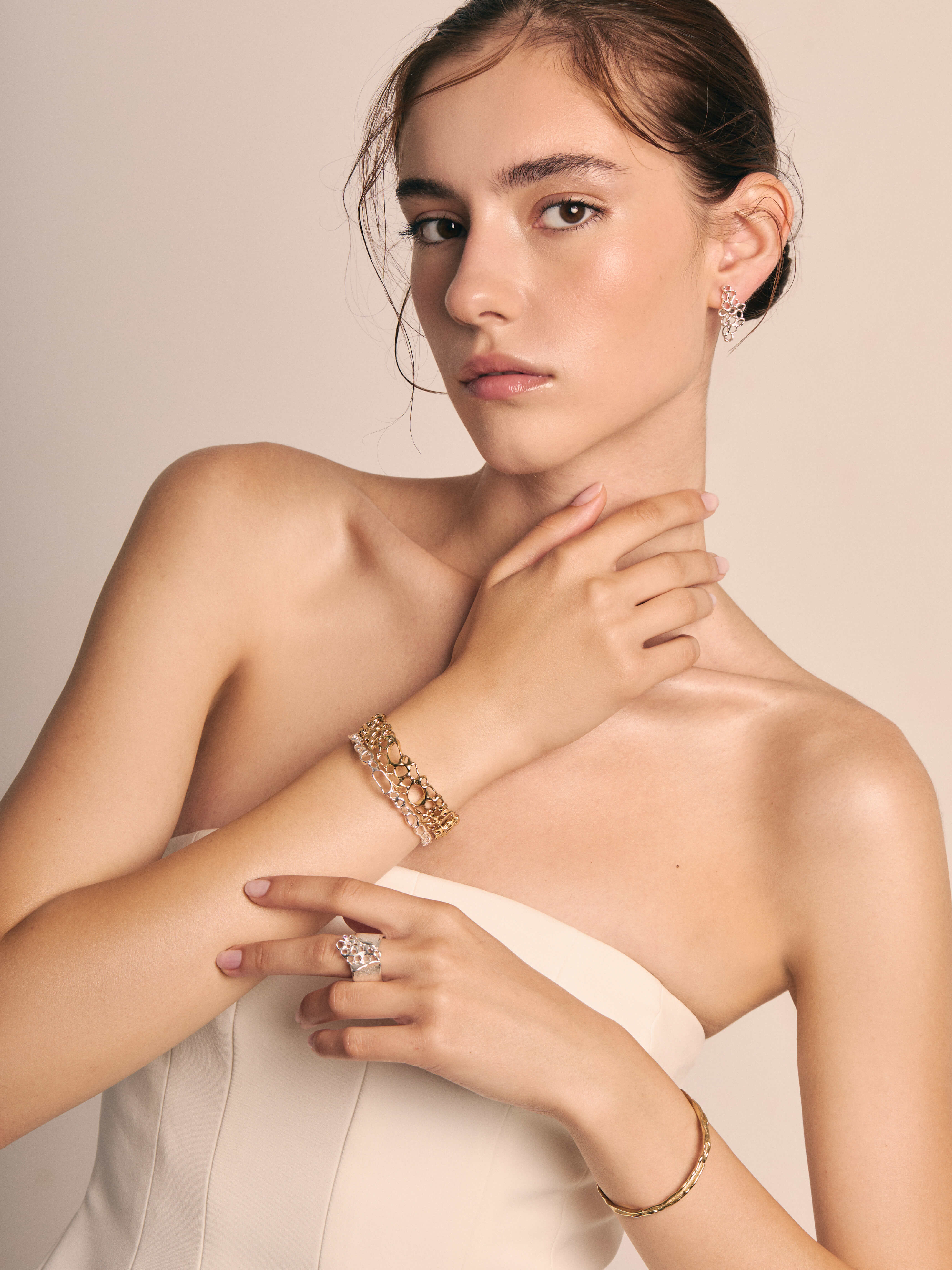 Bratara_statement_Tumaini_Gold_Auriu_JASIRI_bijuterie_contemporana_Bijuterie_de_autor_Bratara_Contemporary_Jewelry_Designer_Bijuterii_Jewelry_Designer_Gift_2